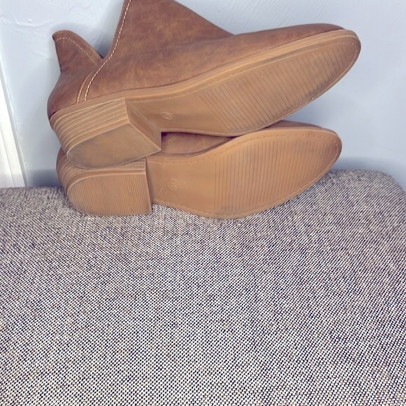 Universal Threads tan ankle boot, size 11. - Picture 8 of 12